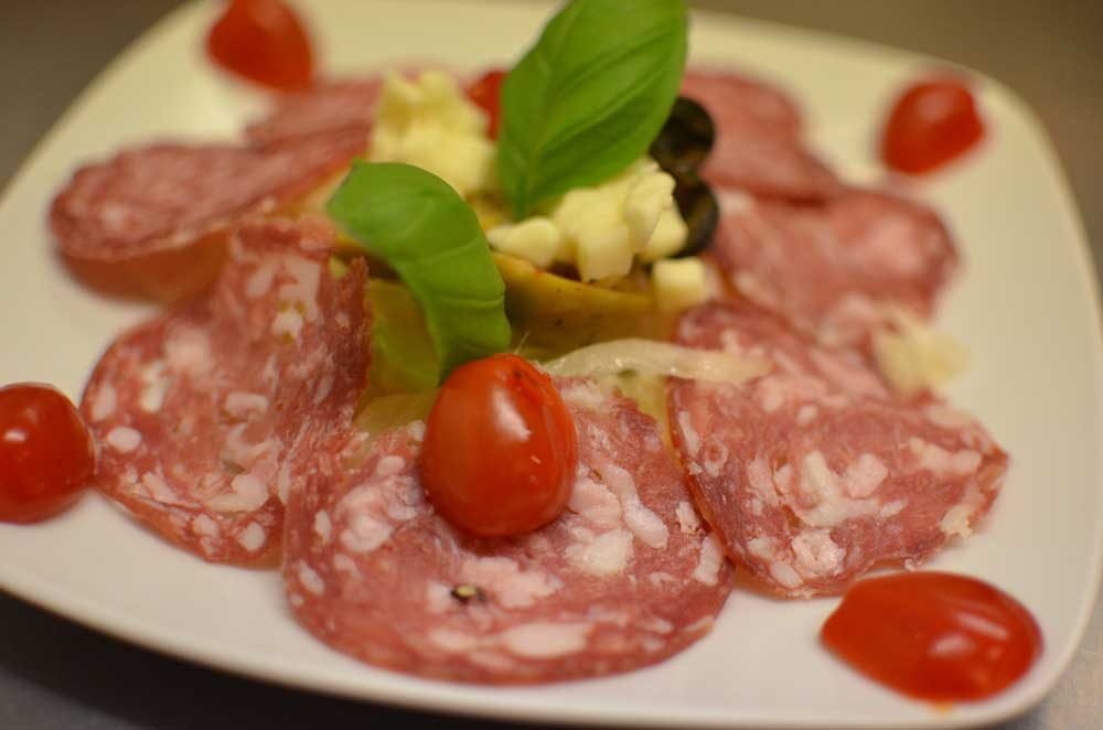 Antipasti met salami, mozzarella en basilicum