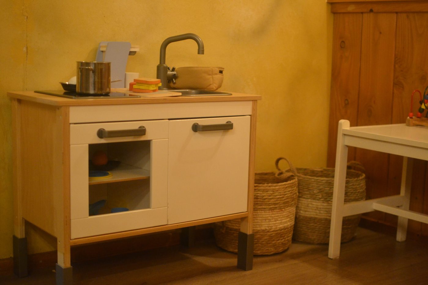 De kinderhoek in Bella Roma met een speelkeukentje